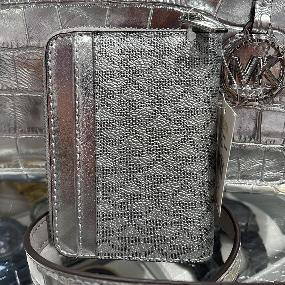 Michael Kors Women Medium Logo Zip Around Card Case Coin Pouch Wallet Silver
NWT - Picture 6 of 16
